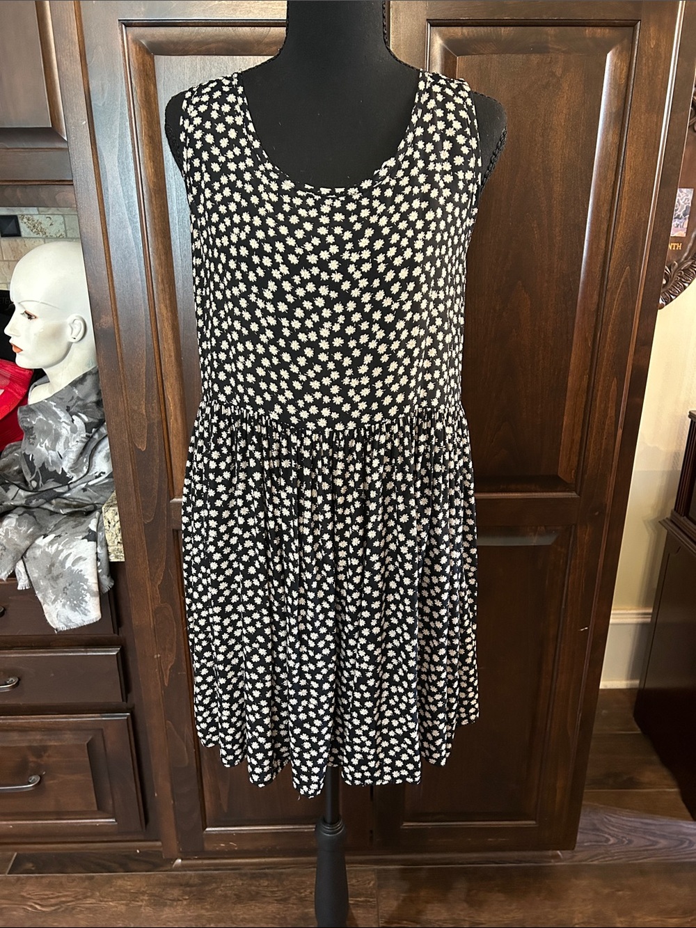 Y2K Daisy Print Sz M Womenโs Black Floral Sleeveless Sundress